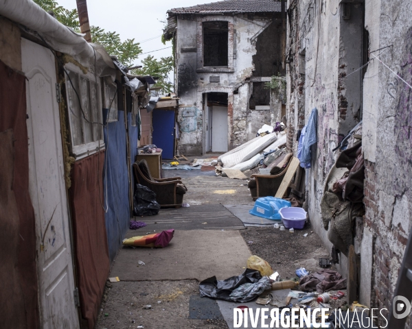 Installation d un camp dans une usine désaffectée de Seine-Saint-Denis.