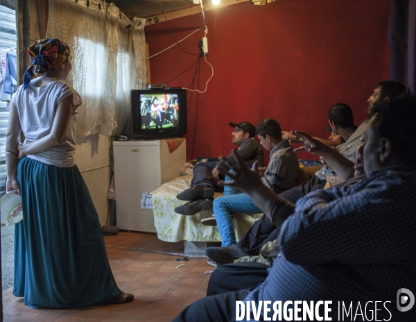 Intérieur d une baraque d un camp roumain de Seine-Saint-Denis.