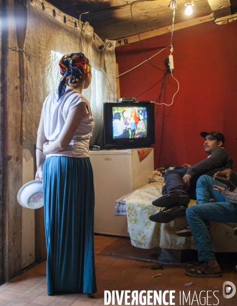 Intérieur d une baraque d un camp roumain de Seine-Saint-Denis.