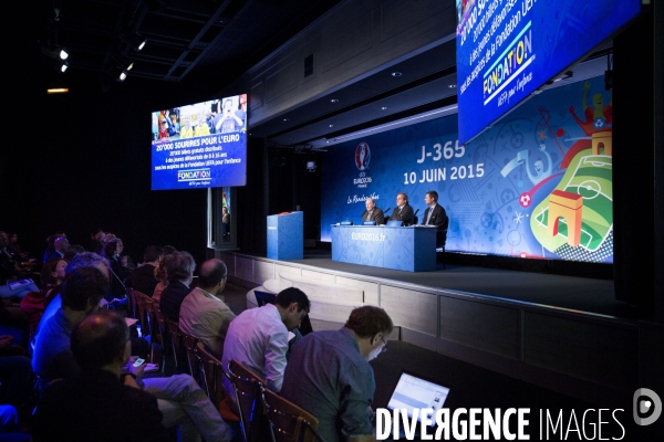 Le président de l UEFA Michel PLATINI lance la vente des billets pour l EURO 2016 en France au cours d une conférence de presse.
