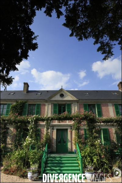 La maison du peintre Claude MONET et ses jardins rendus célèbres par les nombreux tableaux qui les représentent, notamment la série des nymphéas.