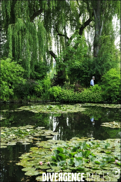 La maison du peintre Claude MONET et ses jardins rendus célèbres par les nombreux tableaux qui les représentent, notamment la série des nymphéas.