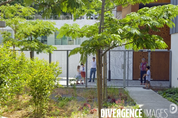 L  ecoquartier Frequel-Fontarabie a Paris, premier label national ecoquartier.Des habitants dans le jardin de leur immeuble