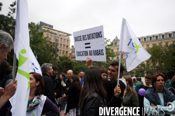 Manifestation FCPE sous les balcons de la mairie de Toulouse