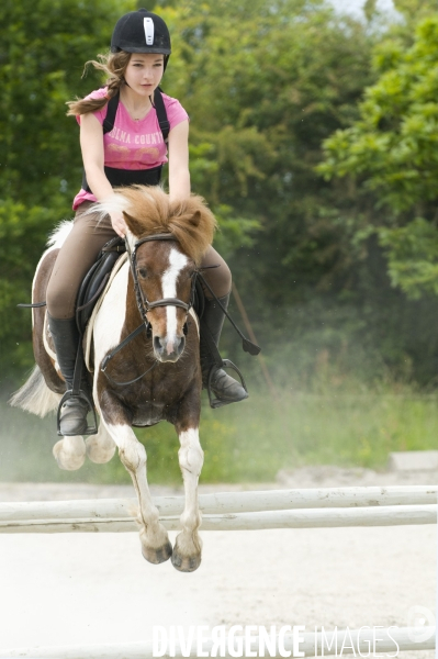 L enfant et les animaux :  jeune cavalier à poney. Children and animals: young pony rider.