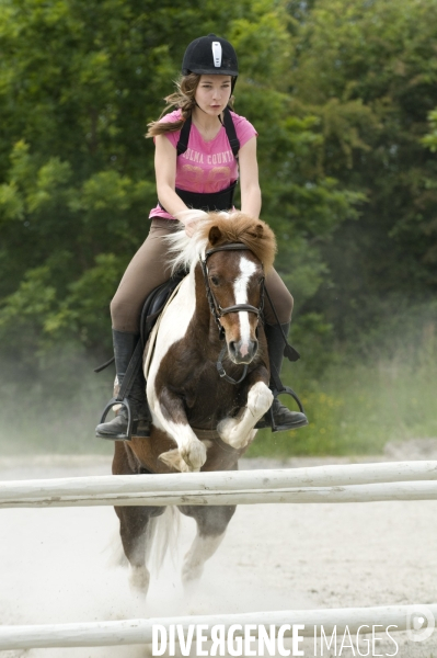 L enfant et les animaux :  jeune cavalier à poney. Children and animals: young pony rider.