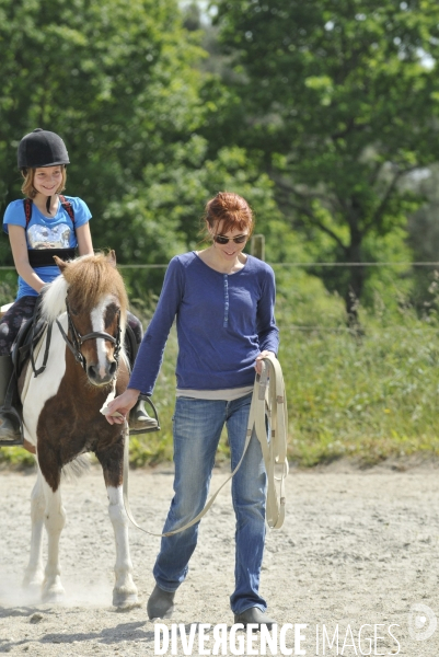 L enfant et les animaux :  jeune cavalier à poney. Children and animals: young pony rider.