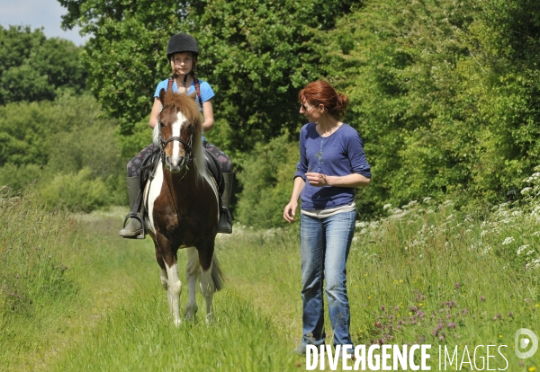 L enfant et les animaux :  jeune cavalier à poney. Children and animals: young pony rider.