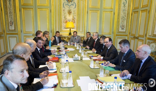 Conseil de défense exceptionnel au palais de l Elysée après la révélation des écoutes des présidents français par la NSA aux Etats Unis