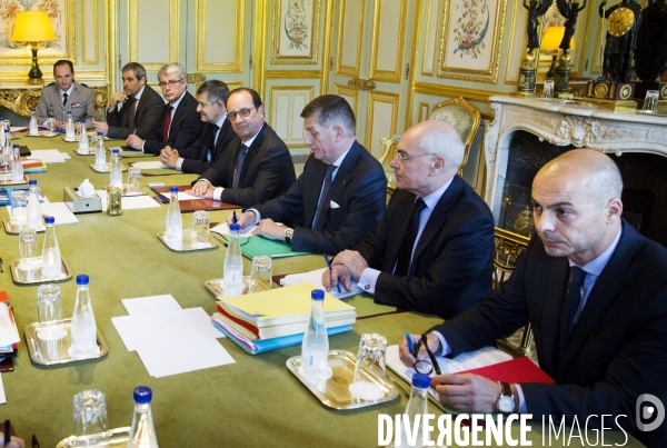 Conseil de défense exceptionnel au palais de l Elysée après la révélation des écoutes des présidents français par la NSA aux Etats Unis