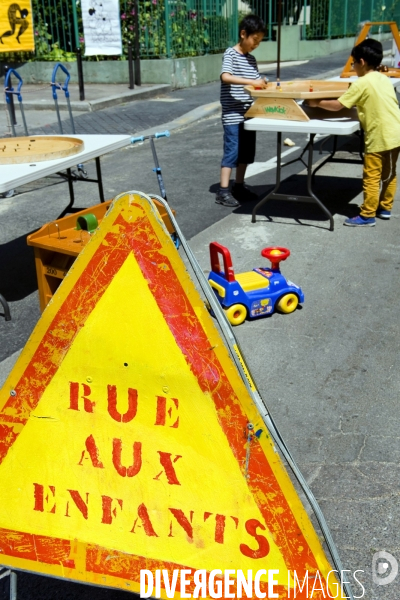 Rendre la rue aux enfants, est experimente pour la premiere fois a Paris, rue de Colmar (19eme), grace a une initiative citoyenne del association Cafezoïde .