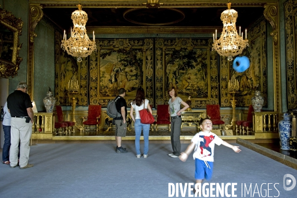 Archives Juin 2015.Au chateau de Vaux le vicomte,un enfant lance sa casquette en l air dans une des salles du chateau