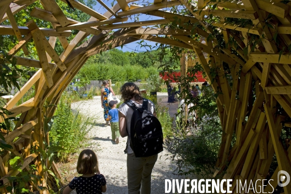 Archives Juin 2015.Une famille visite le jardin ecologique et pedagogique du parc de la Villette