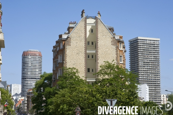Archives Juin 2015.Immeuble a l angle de deux rues dans le 13 eme arrondissement avec vue sur les tours de la porte d Italie.