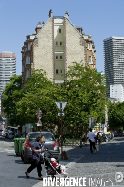 Archives Juin 2015.Immeuble a l angle de deux rues dans le 13 eme arrondissement avec vue sur les tours de la porte d Italie.