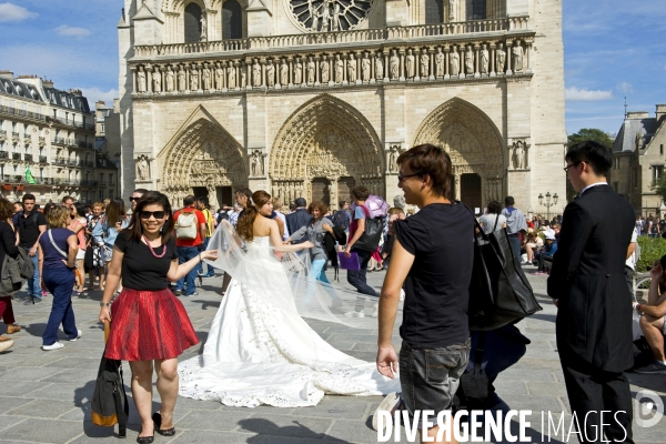 Archives Juin 2015.Maries asiatiques devant Notre Dame de Paris