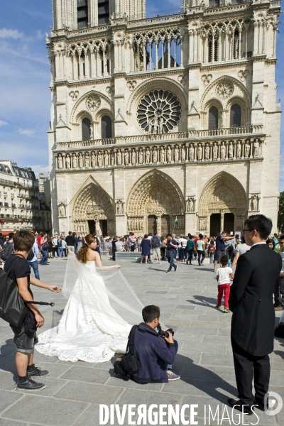 Archives Juin 2015.Maries asiatiques devant Notre Dame de Paris