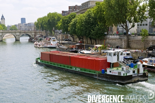 Archives Juin 2015.Une peniche porte conteneurs sur la Seine a Paris