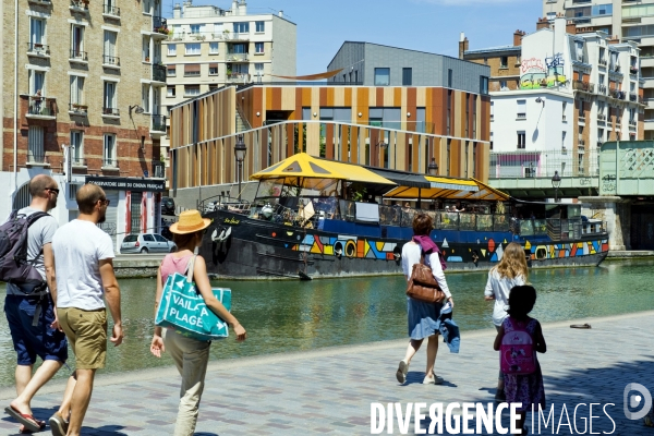 Archives Juin 2015.Promeneurs sur le bord du canal de l Ourcq