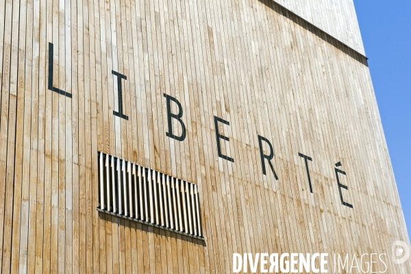 Illustration Juin2015.Le mot Liberte, sur la  facade en bois du groupe scolaire Olivier de Serres: une ecole ecologique modele