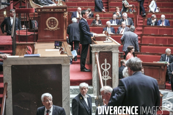 Manuel Valls sort le 49.3 pour la loi Macron