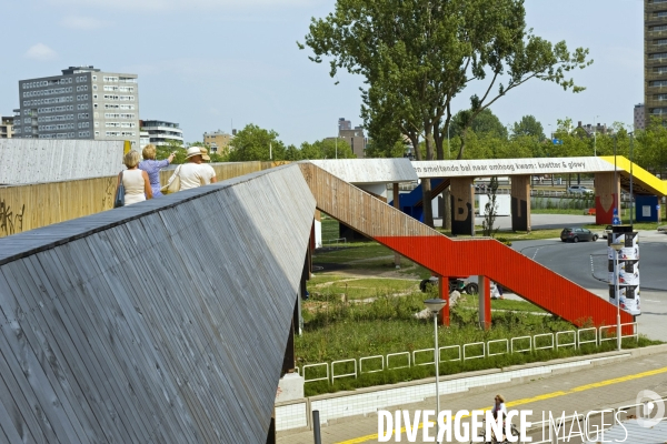 Rotterdam. Le Luchtsingel, pont piétonnier en bois, symbole de la revitalisation d un quartier du centre ville