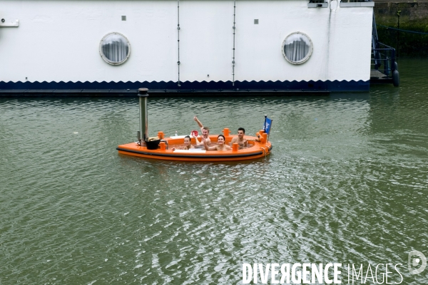 Rotterdam.Un bateau baignoire, un moyen insolite de visiter les canaux du centre ville.