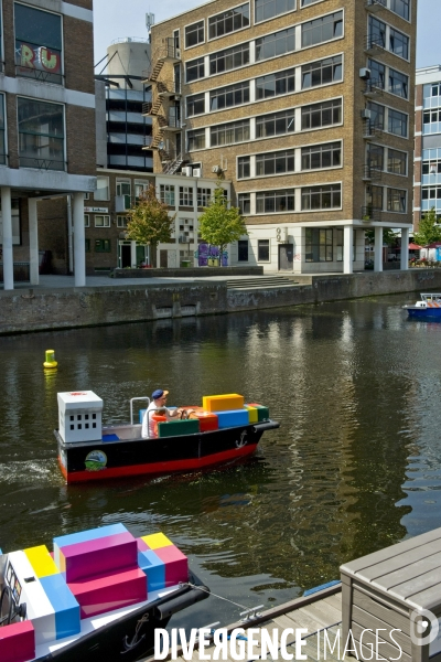 Rotterdam.Jeux organises par la municipalite pour les enfants, un porte conteneurs dans un canal du centre ville