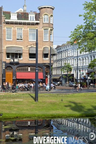 Rotterdam.Les immeubles et cafes le long du boulevard Mauritsweg.