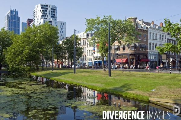 Rotterdam.Les immeubles et cafes le long du boulevard Mauritsweg.