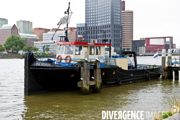 Rotterdam.Un pimpant  courageux  petit remorqueur du nom de Bobby,amarre a un quai de Noordeiland.