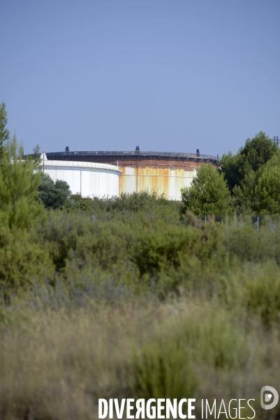 Le site pétrochimique de LyondellBasell à Berre l Etang (13) après l incendie criminel de 2 cuves survenu le 14 juillet 2015