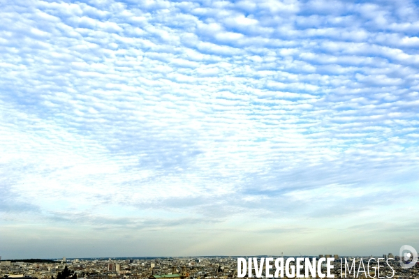 Illustration Juillet 2015.Vagues de nuages dans le ciel de Paris vus depuis le Sacre Coeur