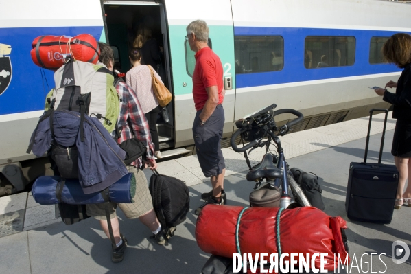 Illustration Juillet2015.Cyclotouriste embarquant un velo dans un tgv