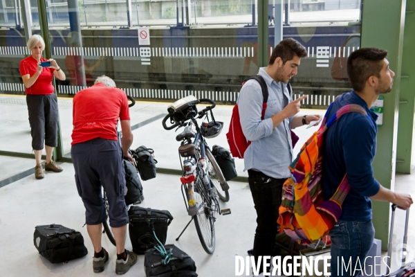 Illustration Juillet2015.Cyclotouristes embarquant des velos dans un tgv