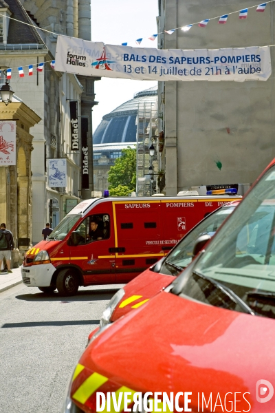 Illustration Juillet2015.Une banderole annonce le bal des pompiers a la caserne Rousseau de la rue du Jour.