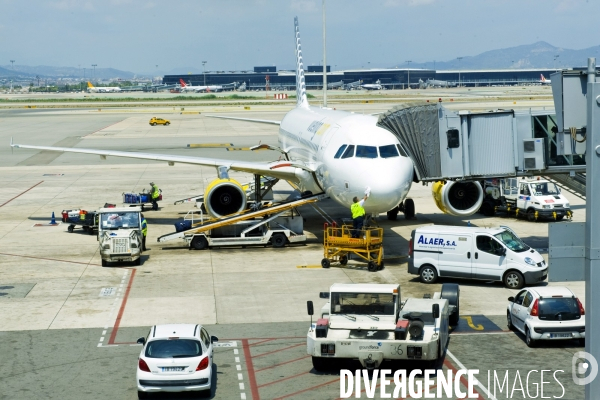 Illustration Juillet 2015.Un employe nettoie la carlingue d un avion de la compagnie low cost Vueling a l aeroport de Barcelone