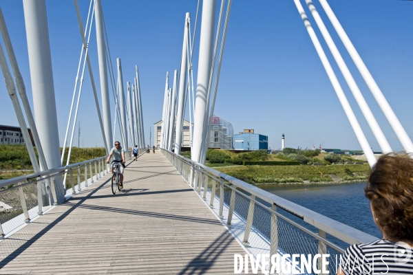 Illustration Juillet 2015.La  passerelle pietonne relie Dunkerque a Malo-les-bains.