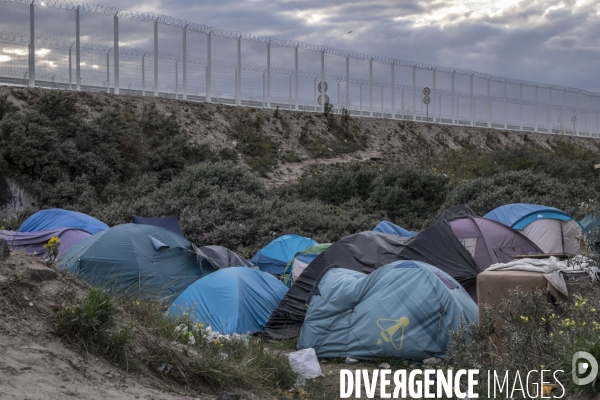 Un village bricolé, isolé et cerné de maquis... La jungle de Calais