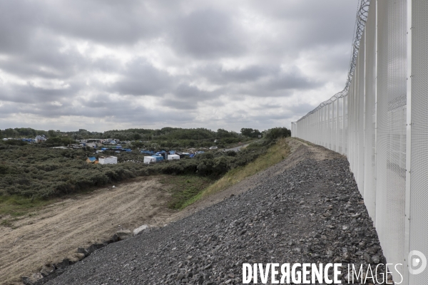 Un village bricolé, isolé et cerné de maquis... La jungle de Calais