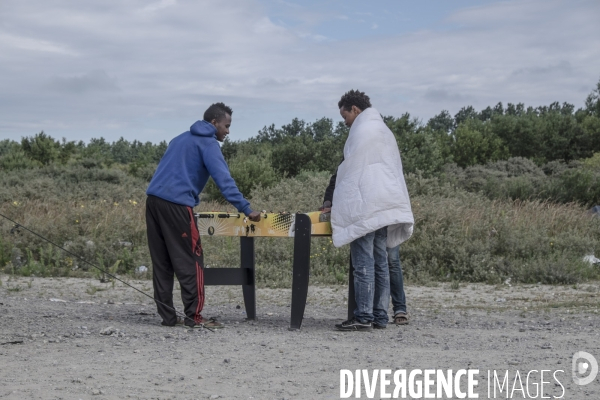 Un village bricolé, isolé et cerné de maquis... La jungle de Calais