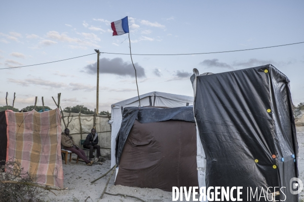 Un village bricolé, isolé et cerné de maquis... La jungle de Calais