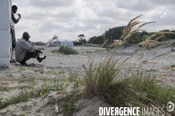 Un village bricolé, isolé et cerné de maquis... La jungle de Calais