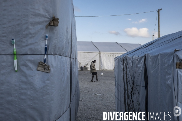 Un village bricolé, isolé et cerné de maquis... La jungle de Calais