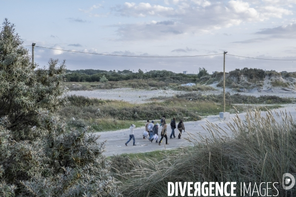 Un village bricolé, isolé et cerné de maquis... La jungle de Calais