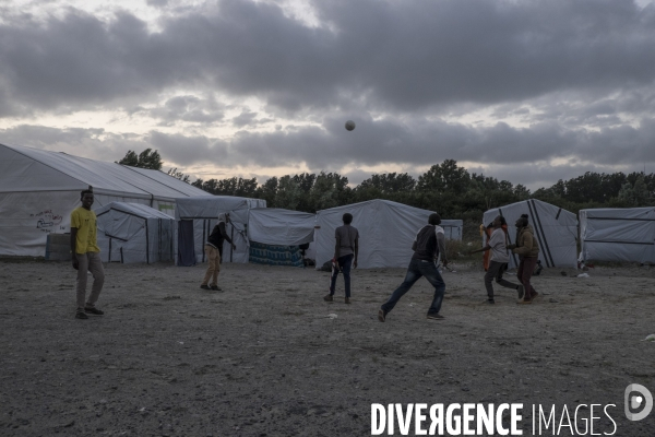 Un village bricolé, isolé et cerné de maquis... La jungle de Calais