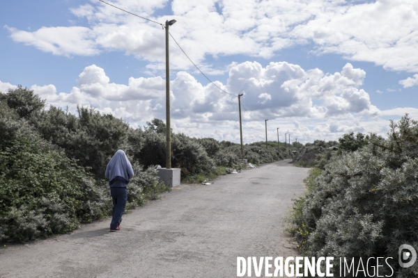 Un village bricolé, isolé et cerné de maquis... La jungle de Calais