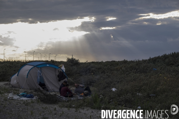 Un village bricolé, isolé et cerné de maquis... La jungle de Calais