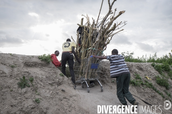 Un village bricolé, isolé et cerné de maquis... La jungle de Calais