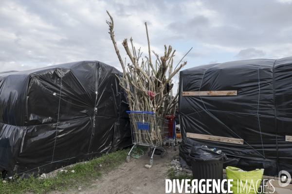 Un village bricolé, isolé et cerné de maquis... La jungle de Calais